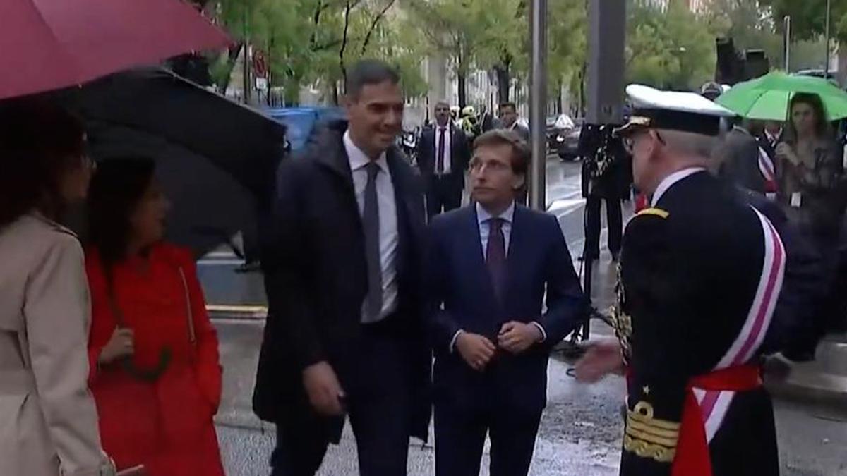 El tenso saludo entre Sánchez y Almeida previo al desfile por el Día de la Hispanidad en Madrid