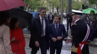 El tenso saludo entre Sánchez y Almeida previo al desfile por el Día de la Hispanidad en Madrid