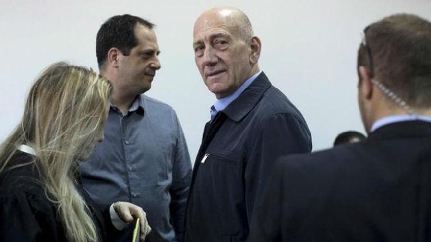 El ex-primer ministro israelí Ehud Olmert ingresa en prisión