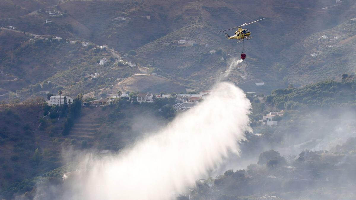 El Infoca lucha contra el incendio forestal declarado este viernes a mediodía en el término municipal de Árchez y que ha obligado a desalojar viviendas de diseminados de Árchez y Cómpeta. En este último municipio se ha instalado el puesto de mando para coordinar las labores de extinción, en la que participan una docena de medios aéreos y casi 150 bomberos forestales.