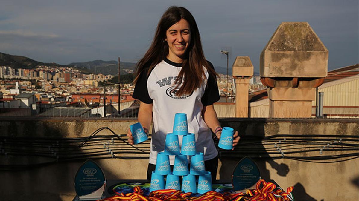 Cristina Valdés, rodeada por las 39 medallas que ha ganado. Es la única jugadora catalana de ’stacking’ que compite. El año pasado quedó campeona del mundo.   