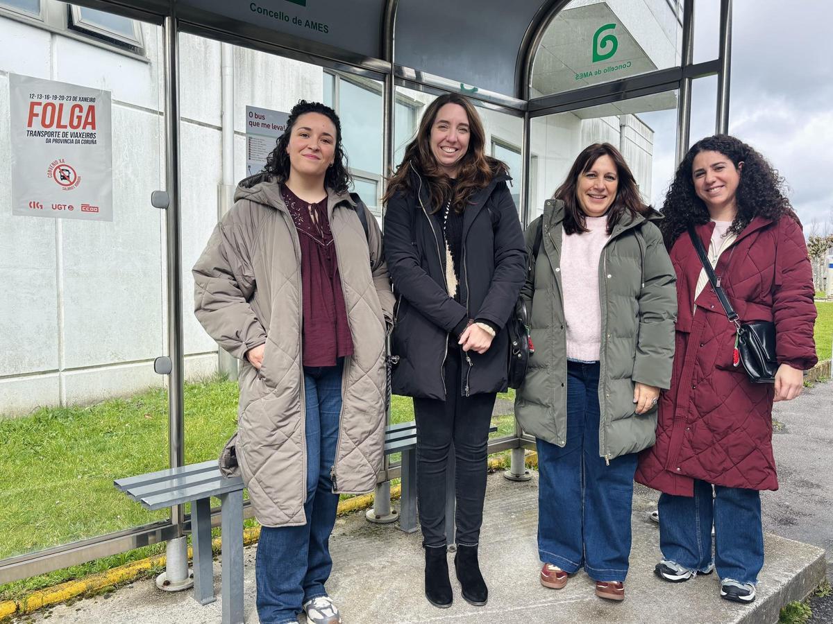 Pola esquerda, a voceira do BNG en Ames, Escarlata Pampín; e a deputada do Parlamento de Galicia, Saleta Chao, en Ames acompañadas doutras integrantes do grupo nacionalista.