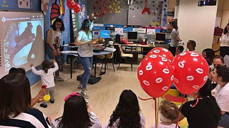 Participantes en la actividad llevada a cabo ayer en el Materno para conmemorar el Día del Niño Hospitalizado.