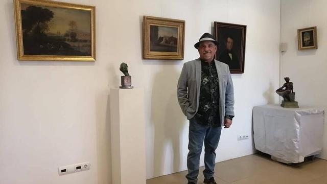 El coleccionista Anthony Gofer posa con algunas de las obras de la exposición ‘Museum Art’. |  M. C. TORRES
