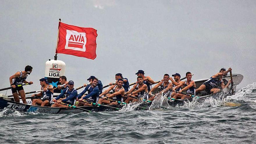 La tripulación de la SD Tirán, durante una virada ayer en aguas de Bermeo.