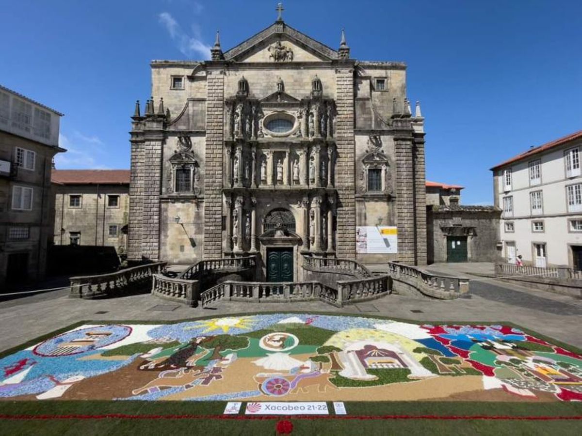 La alfombra floral elaborada delante de la iglesia de San Martiño Pinario, en Santiago.