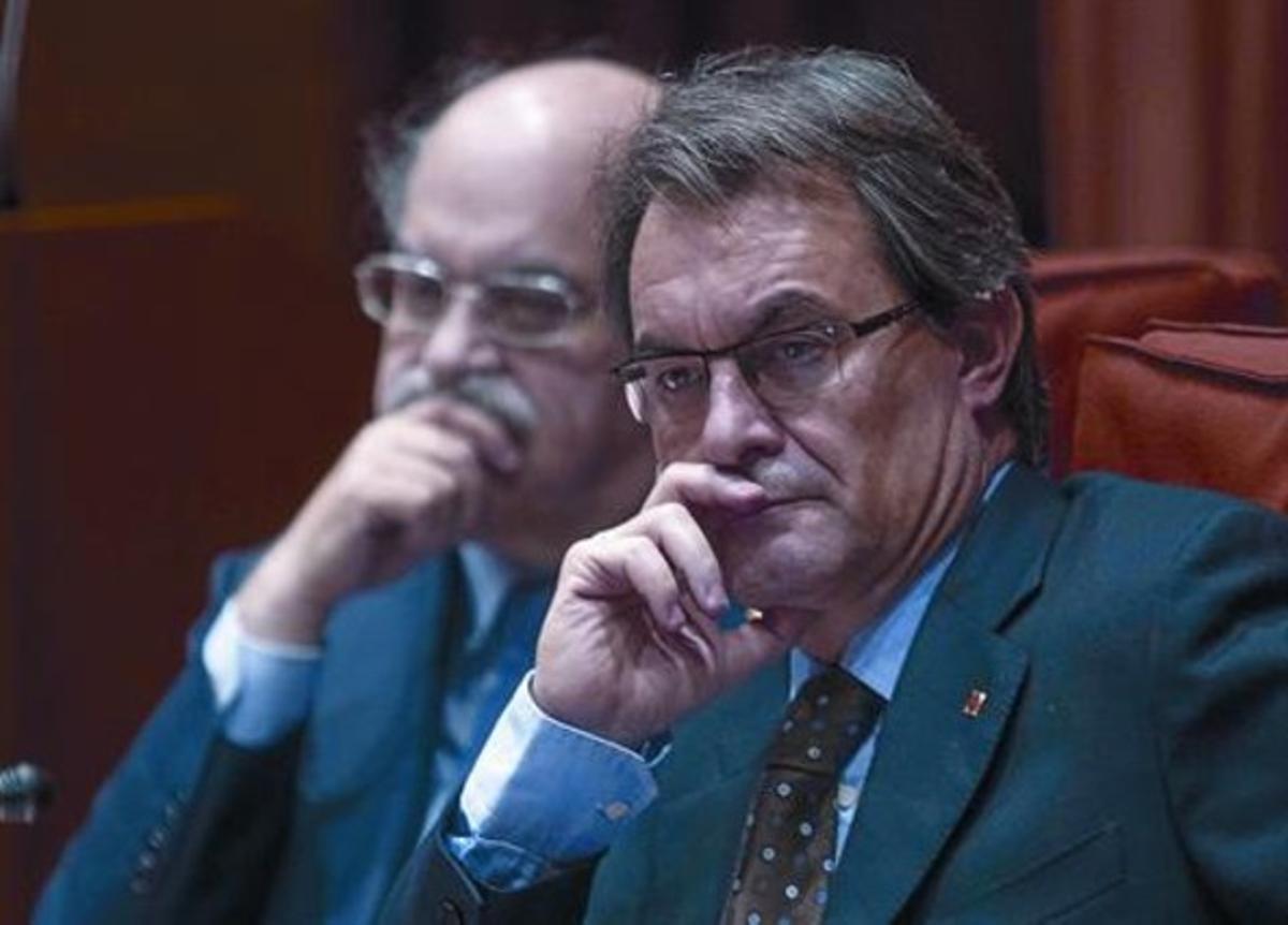 El president Artur mas i el conseller d’Economia, Andreu Mas-Colell, en una compareixença a la Diputació Permanent del Parlament. El president Artur mas i el conseller d’Economia, Andreu Mas-Colell, en una compareixença a la Diputació Permanent del Parlament.