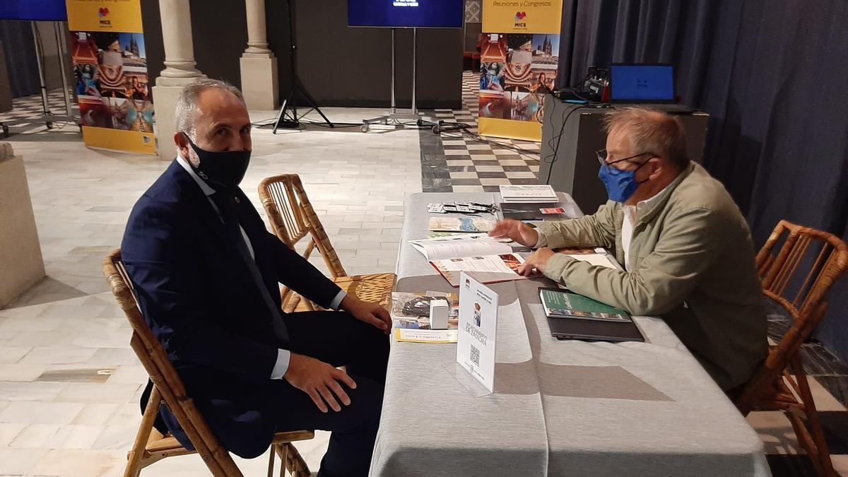 El concejal de Turismo participa en una jornada comercial sobre turismo de congresos en Sevilla.