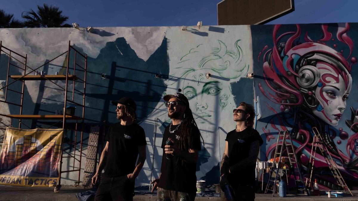 Rudi Art y dos grafiteros internacionales pintan en Alicante un mural de 160 metros cuadrados con guiños marineros