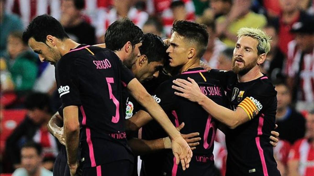 Los jugadores del Barça celebran el gol de Suárez