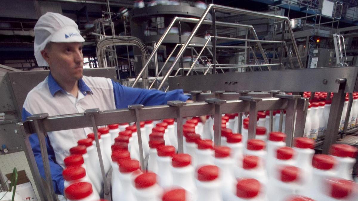 Un operario, en las instalaciones de CAPSA en Granda.