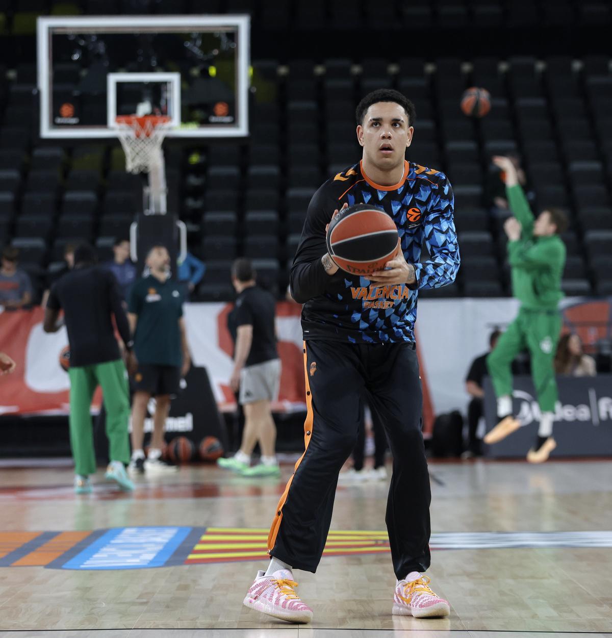 Isaac Nogués, en un entrenamiento previo a partido con el Valencia Basket.