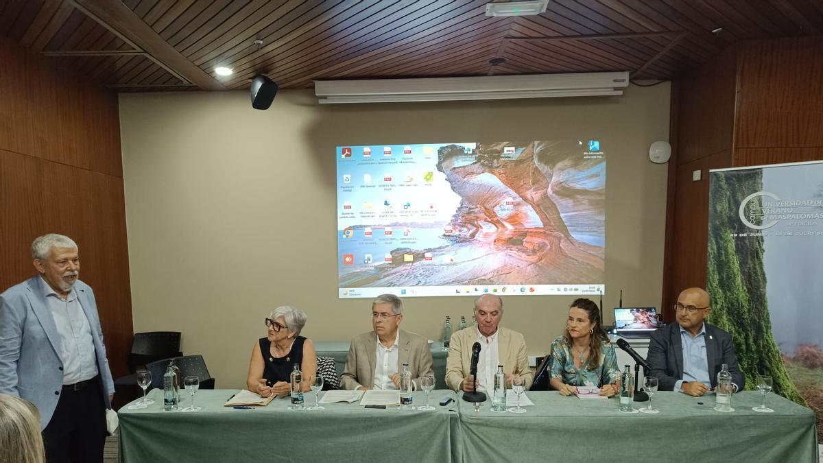 El director de la Universidad de Verano de Maspalomas, Guillermo Morales; la presidenta de Acadur, Mercedes Contreras; el alcalde de San Bartolome de Tirajana, Marco Aurelio Pérez; el director del periódico La Provincia, Fernando Canellada; la viceconsejera de Planificación Territorial y Reto Demográfico del Gobierno de Canarias, Elena Zárate y el director general de Ordenación, Formación y Promoción, Miguel Ángel Rodríguez; durante la mesa redonda organizada por la Universidad de Verano de Maspalomas.
