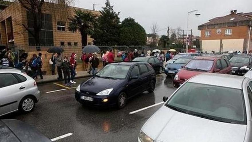 Somos propone evitar atascos en colegios con parkings temporales