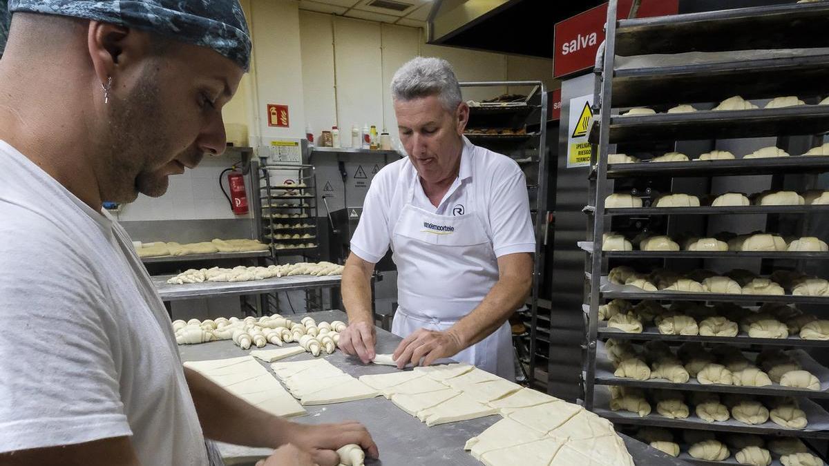 Dos trabajadores de una pastelería de Canarias durante la jornada laboral.