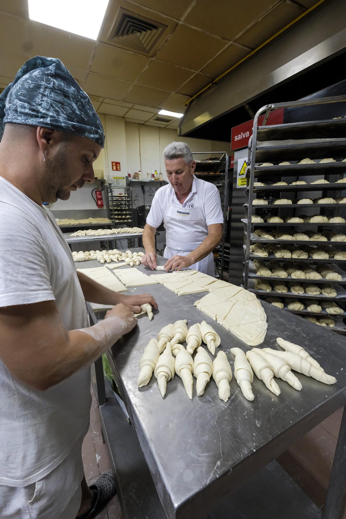 Dos trabajadores de una pastelería de Canarias durante la jornada laboral.