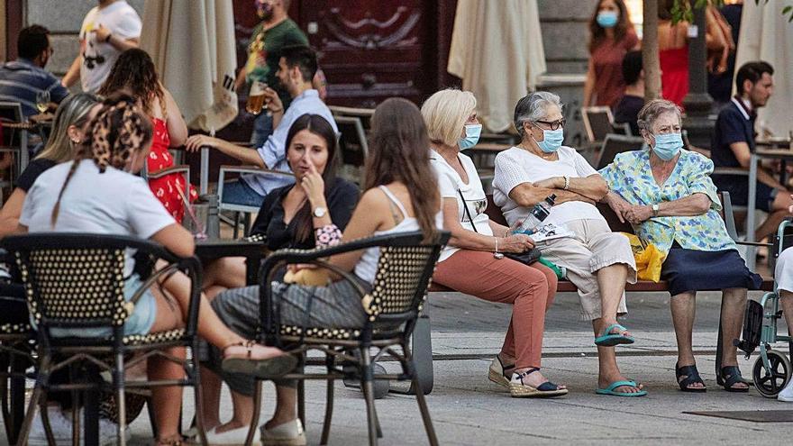Los ciudadanos madrileños en la calle, ayer, en un nuevo día de contagios elevados.