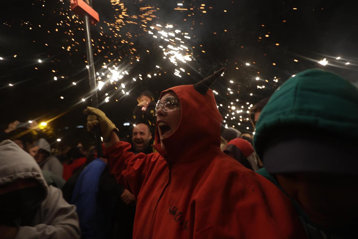 Los diables incendian el Passeig de Gràcia durante el correfoc de la Mercè.