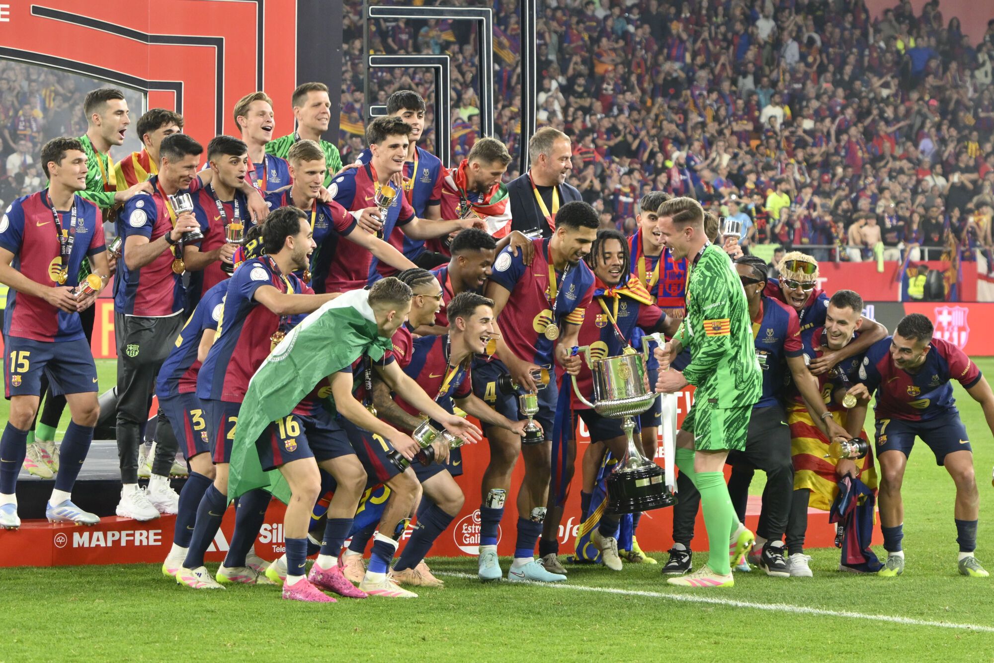 SEVILLA, 26/04/2025.- Los jugadores del FC Barcelona celebran su victoria en la final de la Copa del Rey a la finalización del encuentro que han disputado hoy sábado Real Madrid y FC Barcelona en el estadio de La Cartuja, en Sevilla. EFE / Raul Caro.