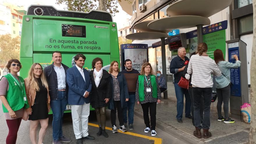 Las paradas con marquesina de la EMT ya son espacios sin humo