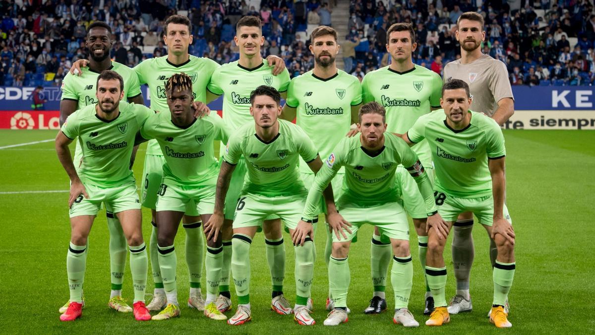 Iñaki Williams posando antes del partido junto a sus compañeros