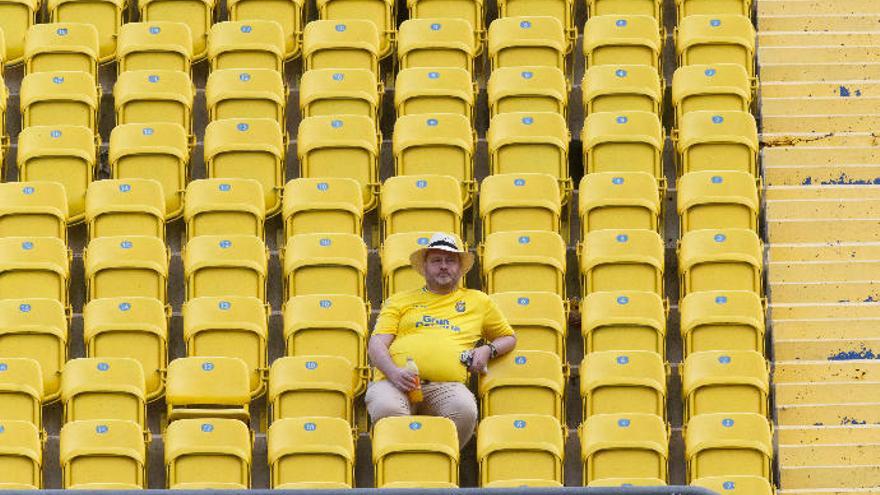 La desolación de un seguidor, el pasado 22-A, en el Gran Canaria, ante el Alavés.