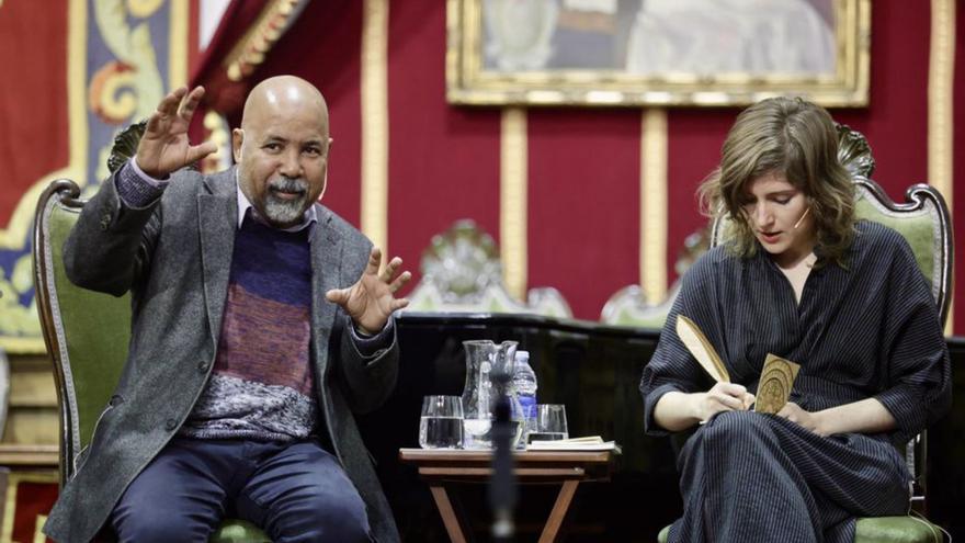 Díaz-Pimienta, con María Esteban, ayer, en el Paraninfo.   | IRMA COLLÍN