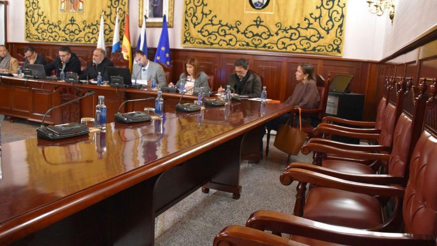 El salón de plenos, ayer, con los asientos de la oposición libres.