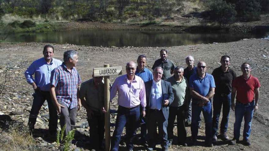 Representantes de las diferentes administraciones en una de las balsas de agua habilitadas en Latedo.