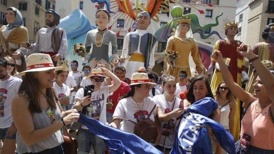 Varios integrantes del grupo observan un monumento.