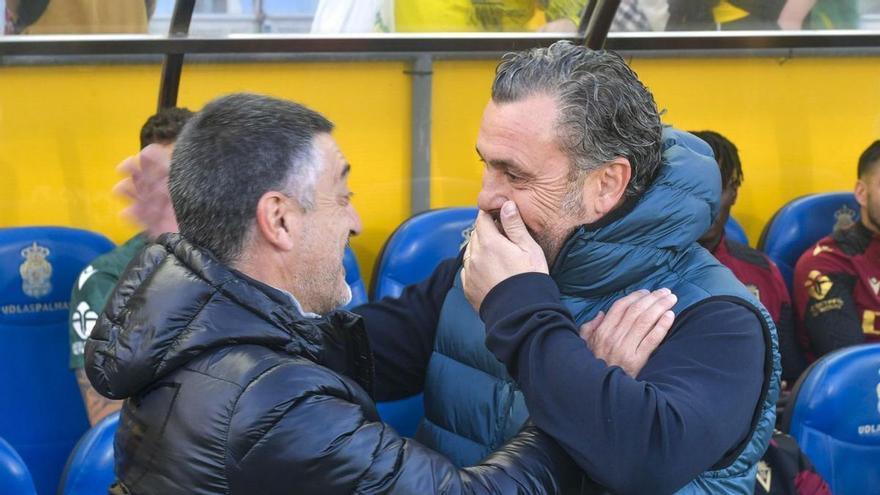 García Pimienta abraza a Sergio González –derecha–, entrenador del Cádiz, antes del comienzo del partido.