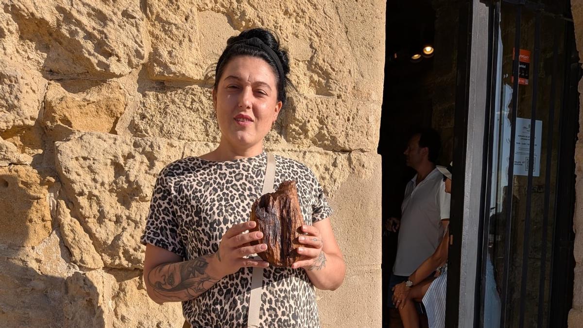 Samara Sánchez, la vecina del barrio del Guadalquivir que ha encontrado el corazón de madera ligado al rey Robert the Bruce perdido por un grupo de escoceses durante su visita a Córdoba.