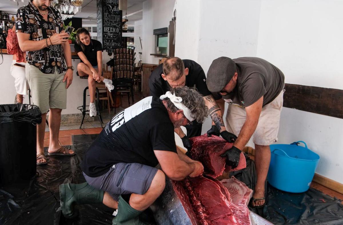 El pescador da un corte largo a la pieza. |