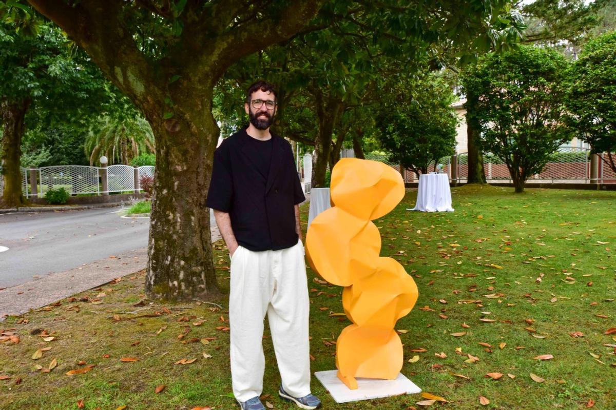 La inauguración de «Doble paisaje», una exposición del artista Efraim Ortega que puede verse en los jardines del Eurostars Gran Hotel La Toja.