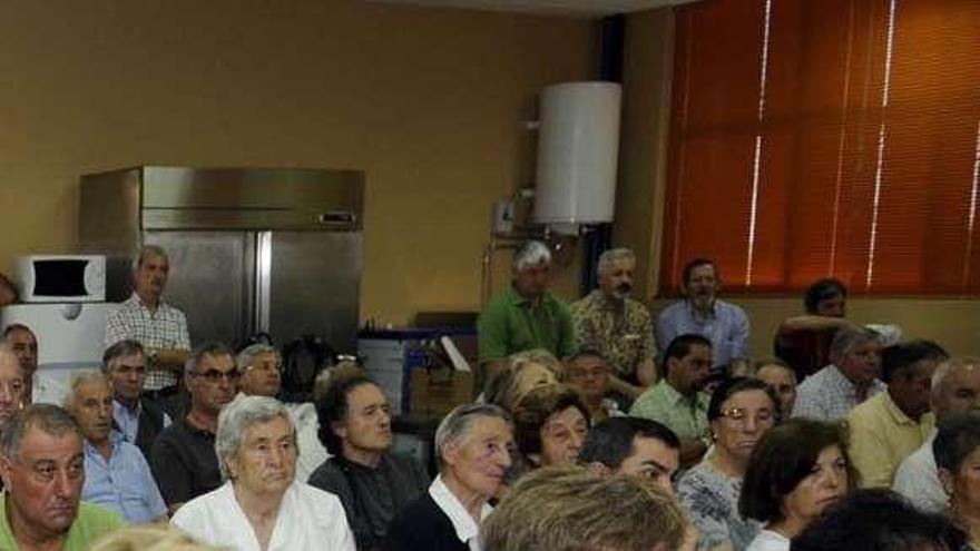 Una asamblea de los comuneros de Salcedo sobre la Brilat.  // N. Parga