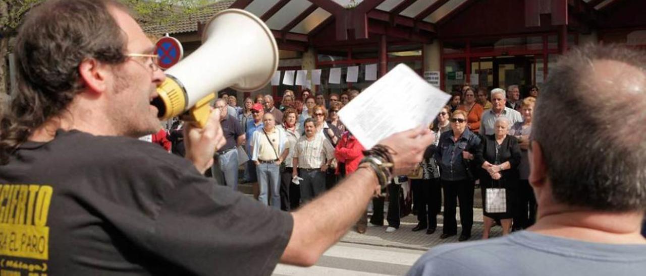 Imagen de archivo de una protesta de vecinos en el centro de salud de Perchera.