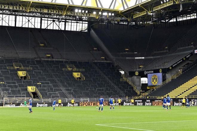 Las imágenes del Borussia Dortmund-Schalke 04, primer partido tras la pandemia.