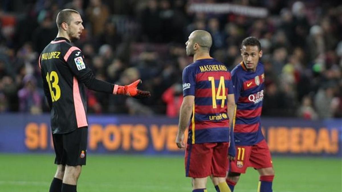 Pau López y Mascherano, durante el derbi copero