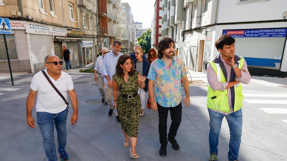 Visita de la alcaldesa Inés Rey al nuevo tramo de la Ronda Peatonal, este viernes.