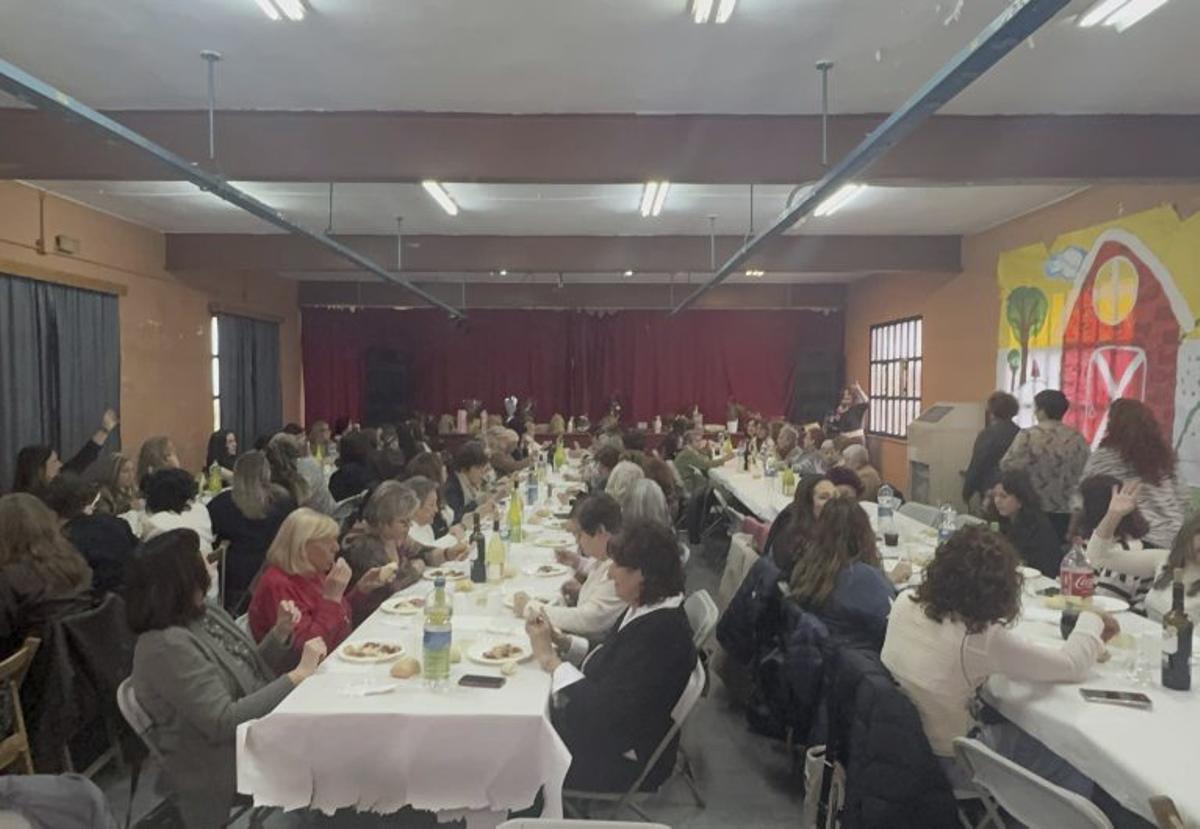 Comida en el pabellón de Aguarón.