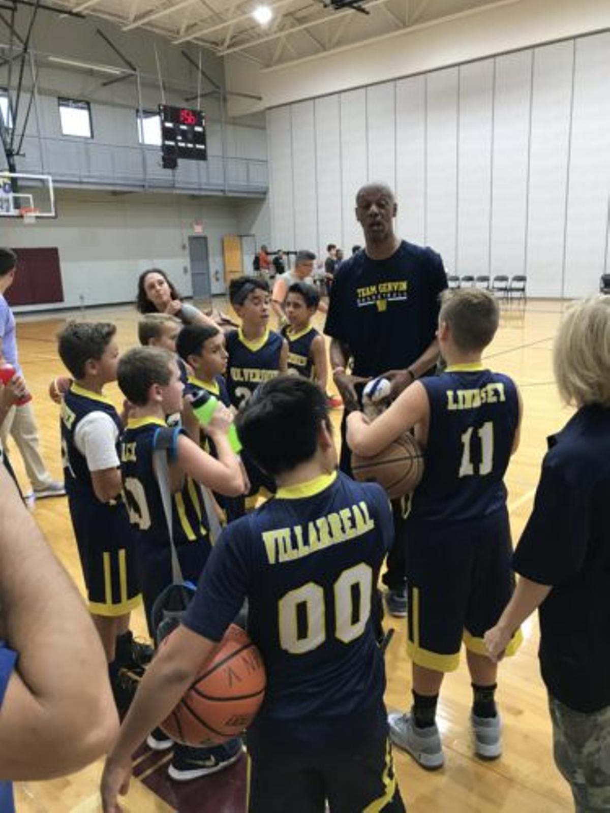 Derrick Gervin entrena a un grupo de niños.