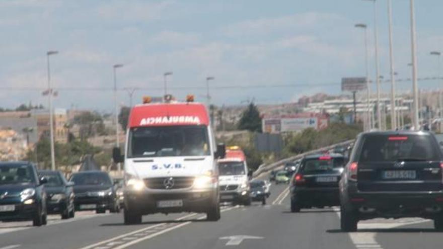 Imagen de la ambulancia de traslado ayer.