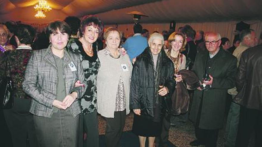 Parte del equipo de Manos Unidas con la misionera Laura Fernández (tercera por la derecha).