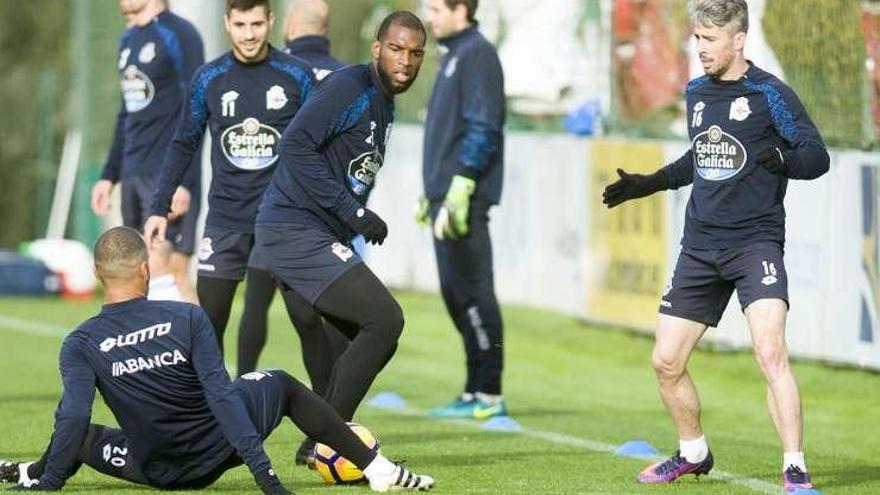 Luisinho, a la derecha, con el grupo ayer en Abegondo.