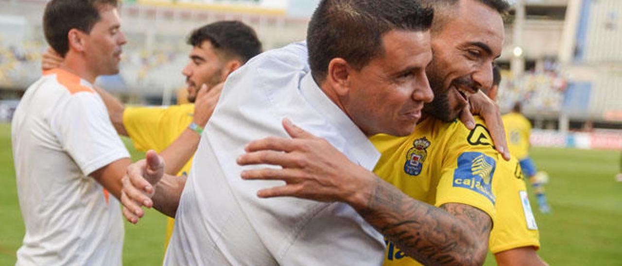 El extremo zurdo Jerónimo Figueroa, Momo, que ayer marcó, se abraza con Sergio Lobera, con el que coincidió durante dos temporadas de amarillo.