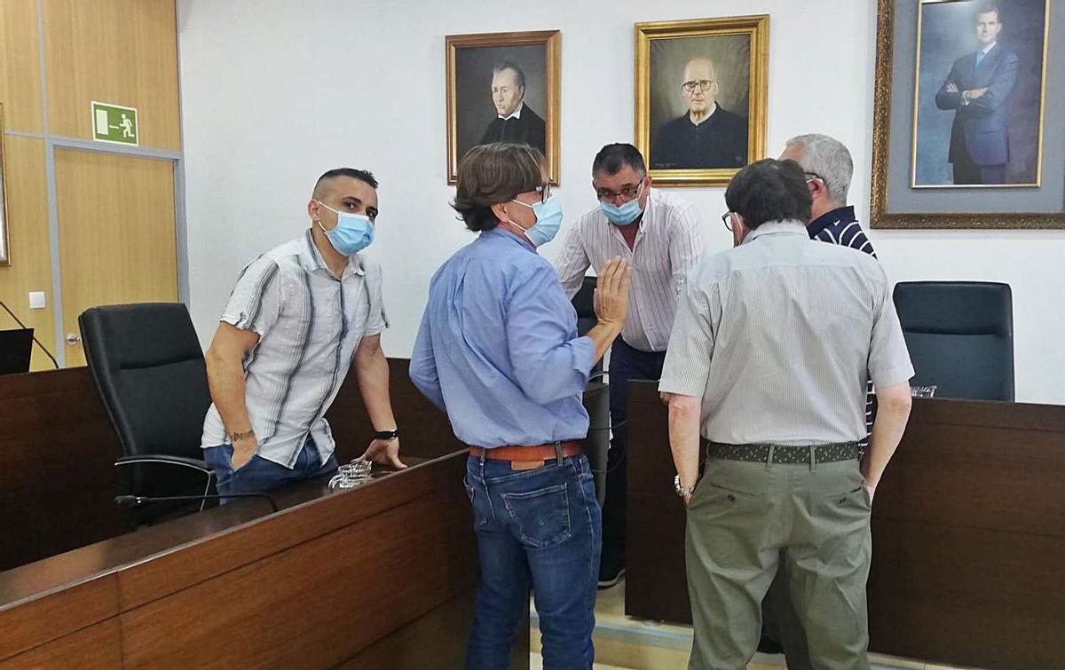 Los portavoces de cinco partidos negocian un cambio del orden del día antes del pleno.