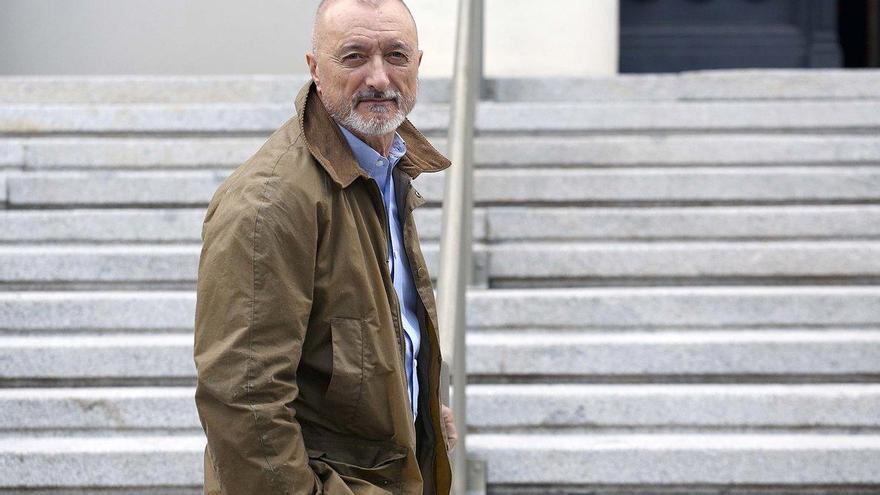 Pérez-Reverte enseña su mano ensangrentada tras un accidente en su barco