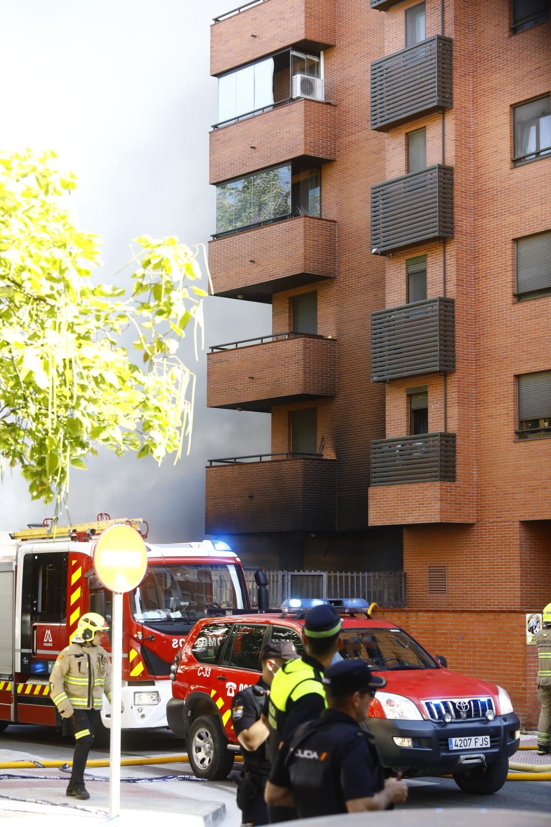 En imágenes | Incendio en el garaje de una vivienda junto al Parque Bruil de Zaragoza