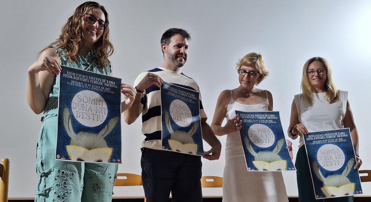 Raquel Violero, Álvaro Monfort, la alcaldesa y la concejala de Cultura, con el cartel de la próxima edición del Ajedrez Viviente