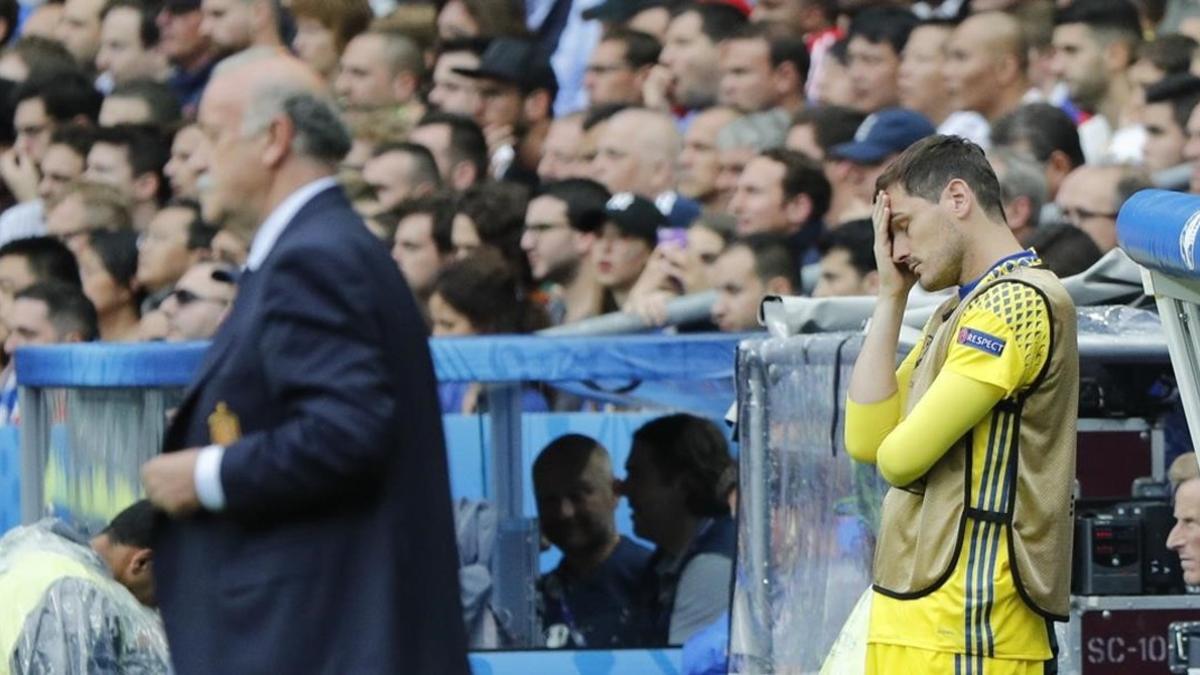 Iker Casillas y Del Bosque, durante el partido de España contra Croacia en la Eurocopa de Francia.